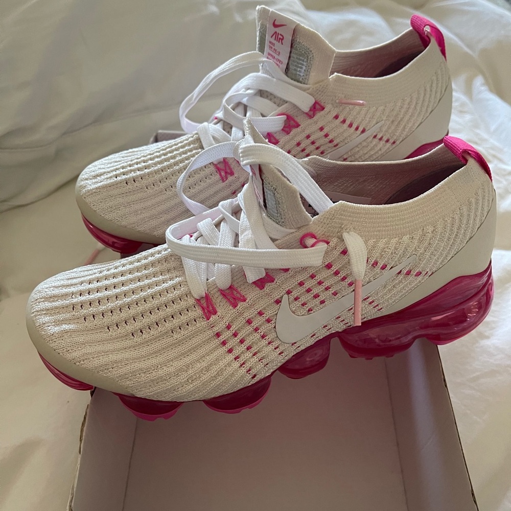 Pink & white Nike VAPORMAX FLYKNIT 3
